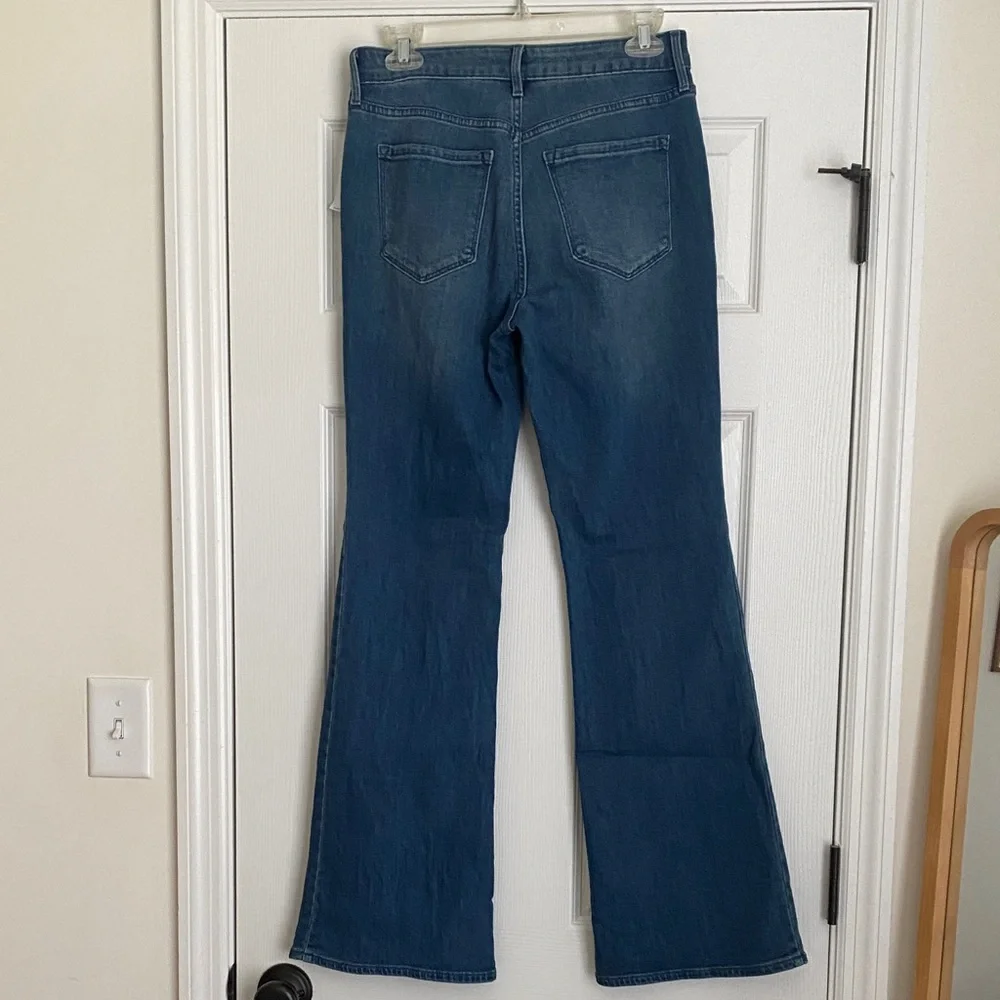 High-waisted Wow Flare Jeans - Picture 2 of 5